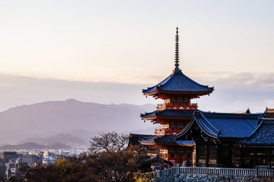 Kyoto: Historic Higashiyama Walking Tour - Key highlights you’ll feel right away
