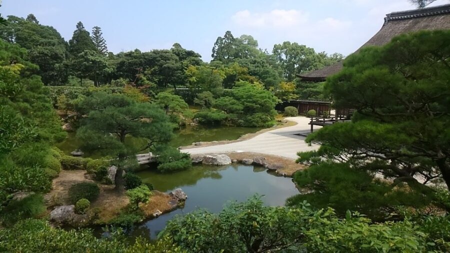 Kyoto: Historic Higashiyama Walking Tour - Sannenzaka backstreets: shopping you can actually enjoy