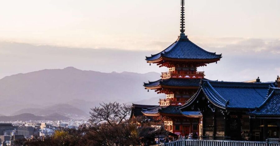 Kyoto: Historic Higashiyama Walking Tour - Meeting at JR Inari Station and getting your timing right
