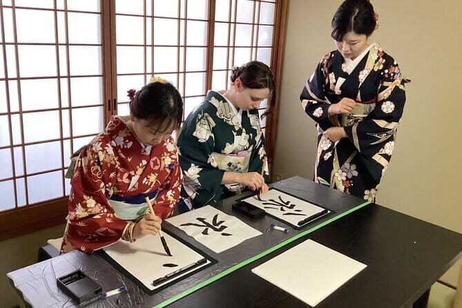 Kyoto: Japanese Calligraphy Class in 150 years old townhouse - What Happens During the 50 Minutes (And Why It Works)
