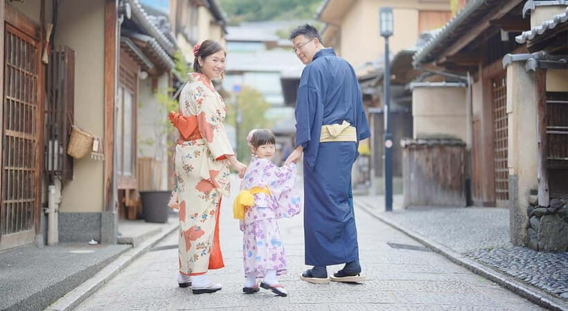 Kyoto Kimono Rental mimosa｜Kimono/Yukata Rental Family Plan - Your Starting Point in Higashiyama: Why Location Matters for a Family Day