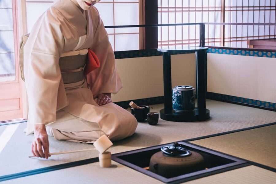 Kyoto: Kimono Tea Ceremony at Orizuruya Gion - Choosing your kimono (200+ designs) and getting dressed fast