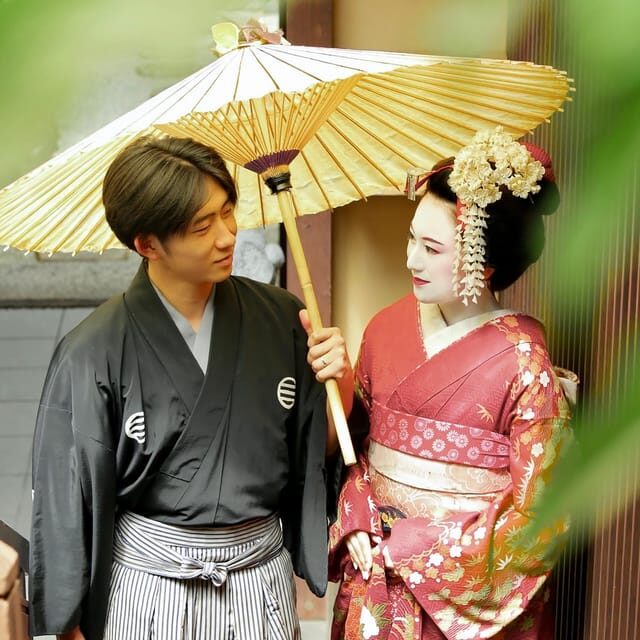 Kyoto kiyomizu Temple : Maiko and Samurai Couple Photoshoot - Couples: Maiko and Samurai Posing Without the Awkward Part