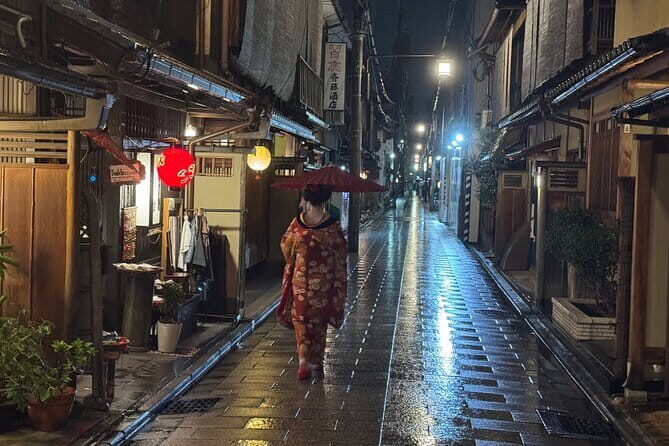 Kyoto Magical Night English Tour: Gion & Fushimi Inari Shrine - Where the evening starts: the Izumo-no-Okuni statue in Higashiyama