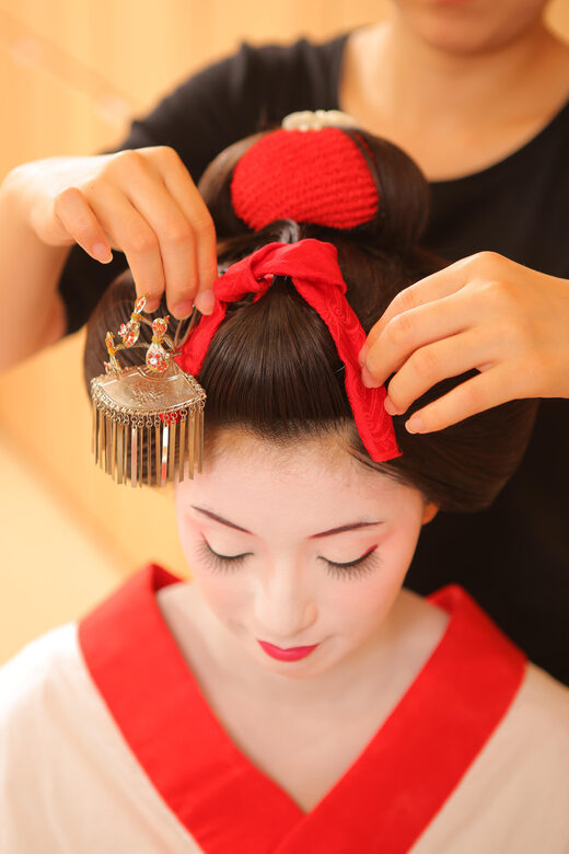 Kyoto: Maiko Makeover and Photoshoot Experience - Maiko vs. makeup styles: white makeup, false lashes, and wig options