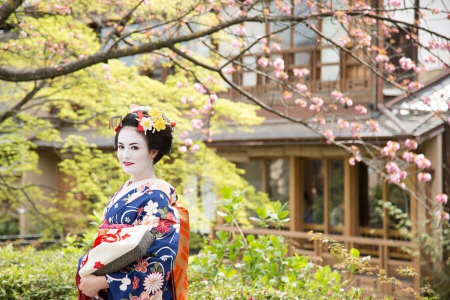 Kyoto: Maiko Makeover and Photoshoot Experience - The Japanese-room photo session: poses, pacing, and the photo kit