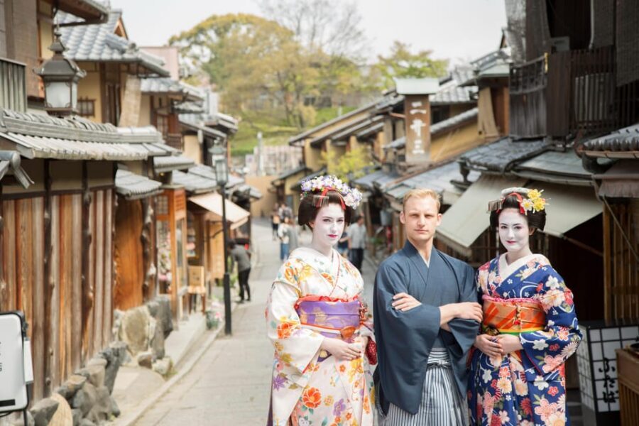 Kyoto: Maiko Makeover and Photoshoot Experience - Meeting point and finding the studio entrance near Kiyomizu-michi