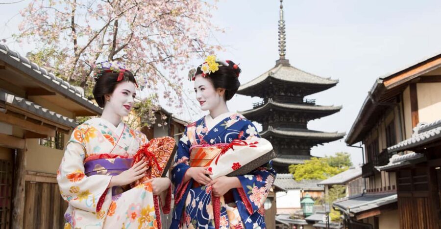 Kyoto : Maiko Makeover stroll and photo shoot experience - Step-by-step transformation: makeup, wig, and lashes (with options)