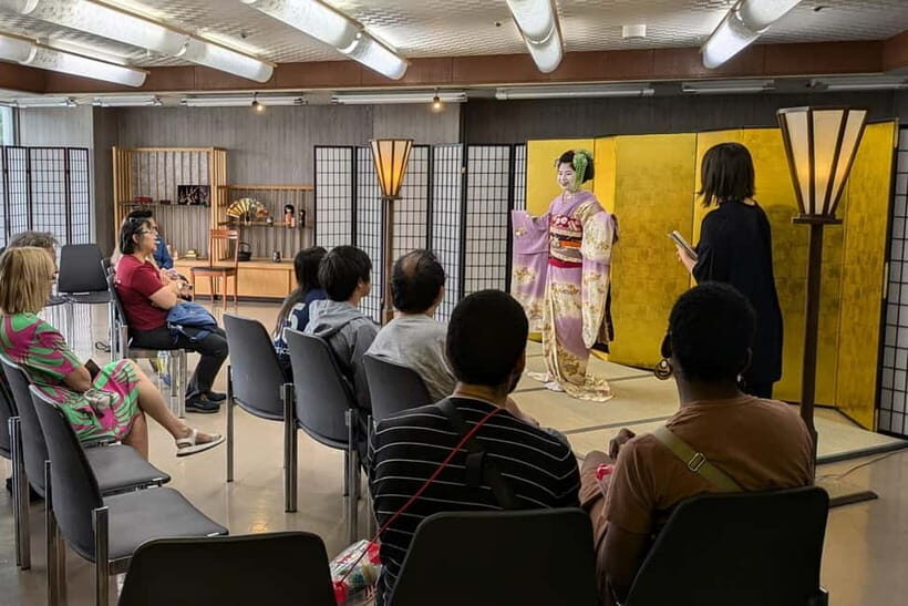 Kyoto: Meet-and-Greet, Maiko Show and Experience - Finding the Kyoto Handicraft Center and the Meet Maiko sign