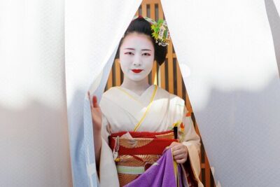 Kyoto: Meet the Geisha Maiko with Gion Walking Tour - Choosing where to start: Izumo-no-Okuni statue vs Shirakawa Canal
