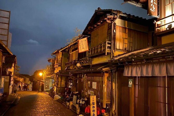 Kyoto night walk tour (Gion district) - Kiyomizu-dera at dusk: lighting depends on the season