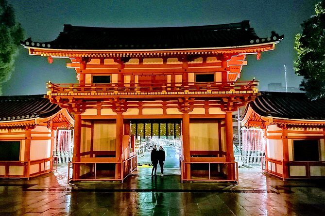 Kyoto night walk tour (Gion district) - Stop 1: Yasaka Shrine—history you can feel in the streets