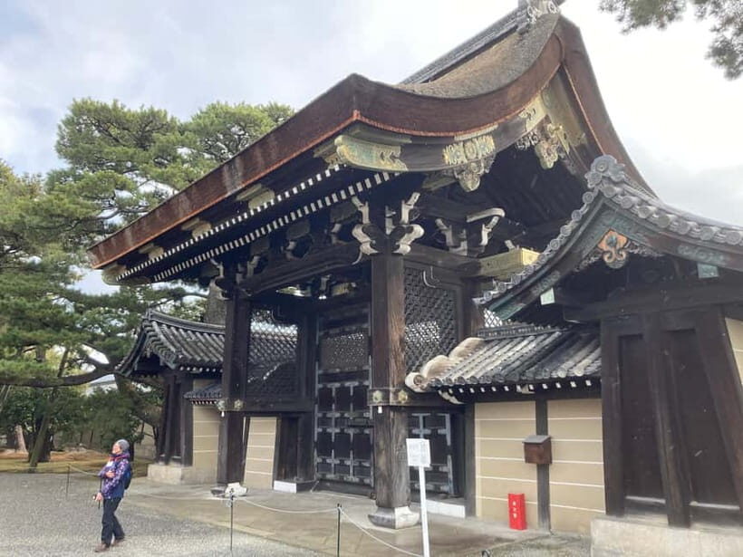 Kyoto: Nijo Castle and Kyoto Imperial Palace Guided Tour - The Art Gallery add-on: context you’ll remember later