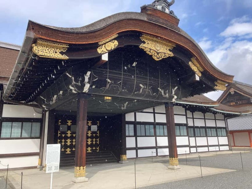 Kyoto: Nijo Castle and Kyoto Imperial Palace Guided Tour - The walk between sites: conversation is part of the experience