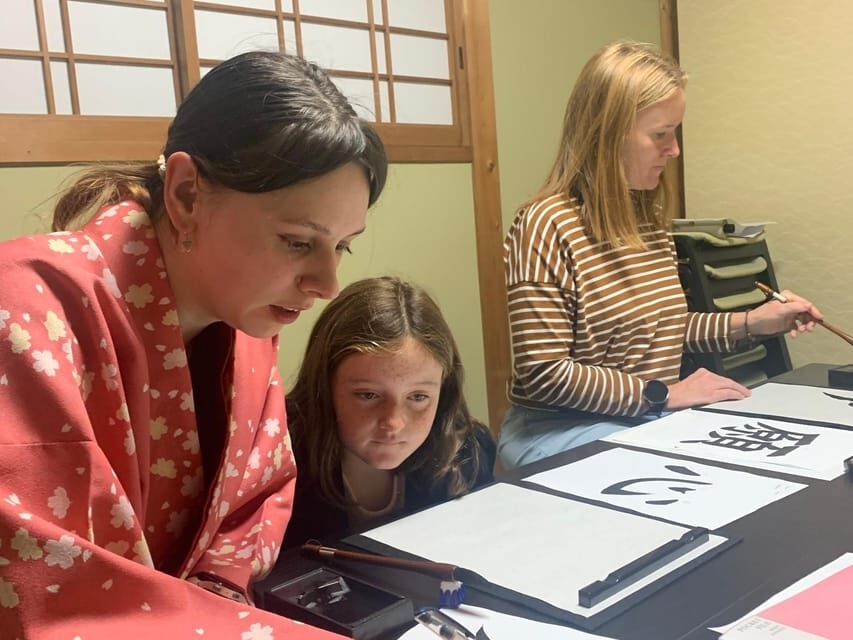 Kyoto Ninenzaka : Japanese Calligraphy Class in Townhouse - Brush control for beginners: pressure, lines, dots, sweeps