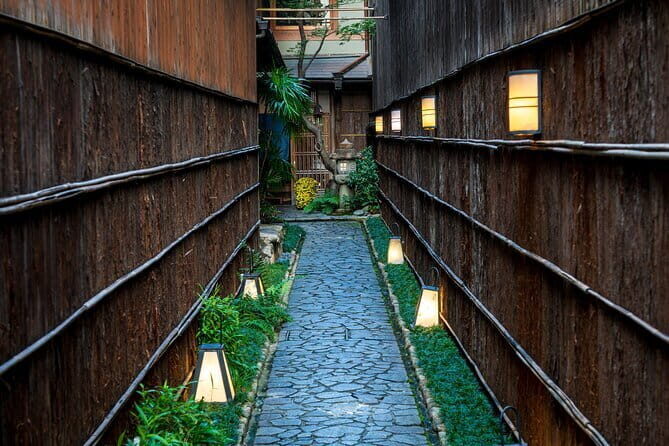 Kyoto Photography Masterclass - Private Photography Lesson - Pontocho District and the lantern glow you came for