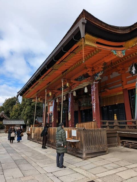 Kyoto: Private 2.5 Hour Historical Walking Tour - Practical logistics: meeting point, stairs, and comfort