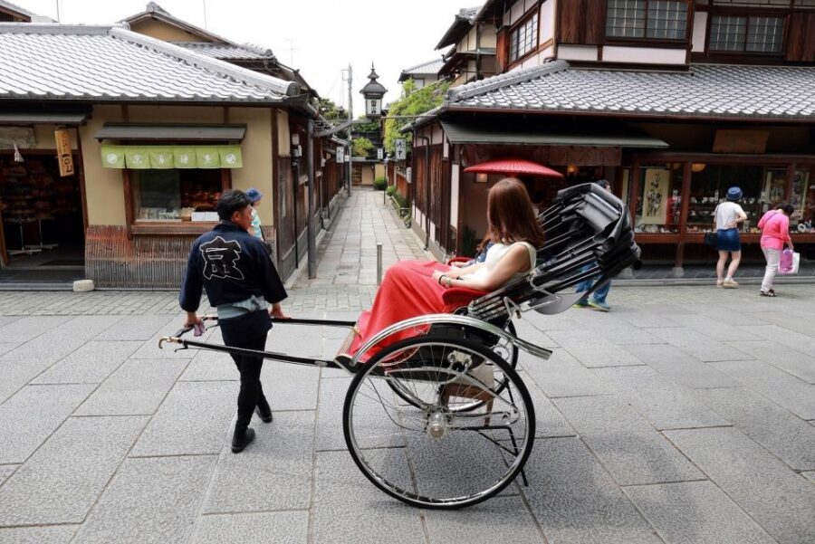 Kyoto: Private Rickshaw Tour of Gion and Higashiyama Area - Higashiyama Streets: Wooden Townhouses and Temple-Adjacent Charm