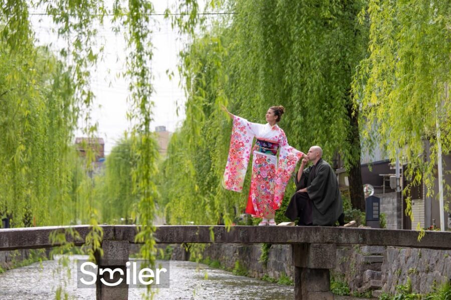 Kyoto: Private romantic photoshoot for couples - Meeting Point at 370 Yasaka Kamimachi and the KéFU Stand