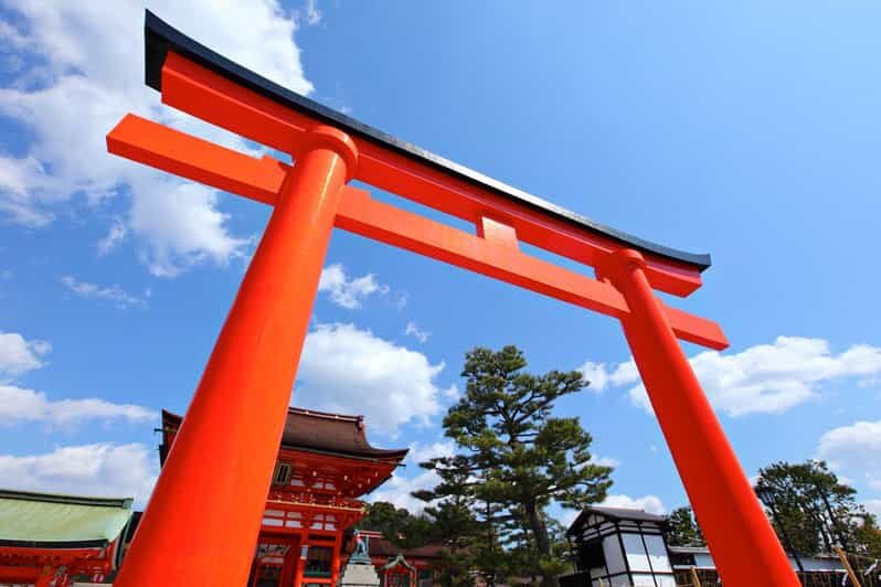 Kyoto: Private tour with Kyoto's licensed guide. Spanish - Kyoto Station pickup to Gion at night: how the day actually moves