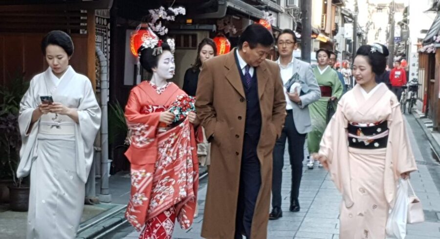 Kyoto: The Geisha Districts of Kyoto Walking Tour - Yasui Kompira-Gu Shrine: local details you’ll notice more later