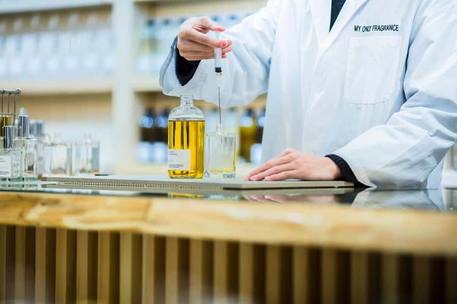 kyoto:Experience creating one-of-a-kind special fragrances - Entering the boutique near Shijo-Kawaramachi