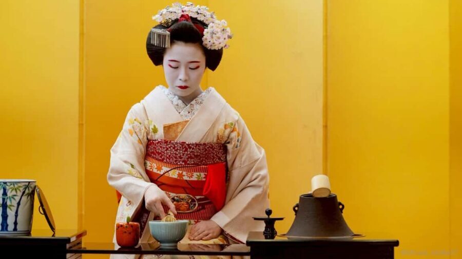 Maiko Dance and Tea Ceremony on a Noh Stage in Kyoto - Your Time With the Maiko: Photos and a Short Human Moment