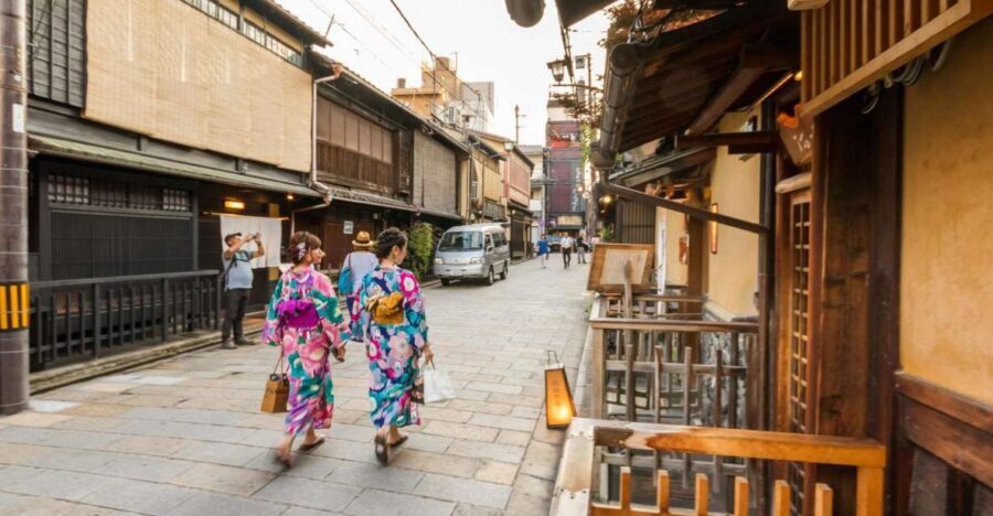Night Walk in Gion: Kyoto's Geisha District - Why nighttime Gion changes everything