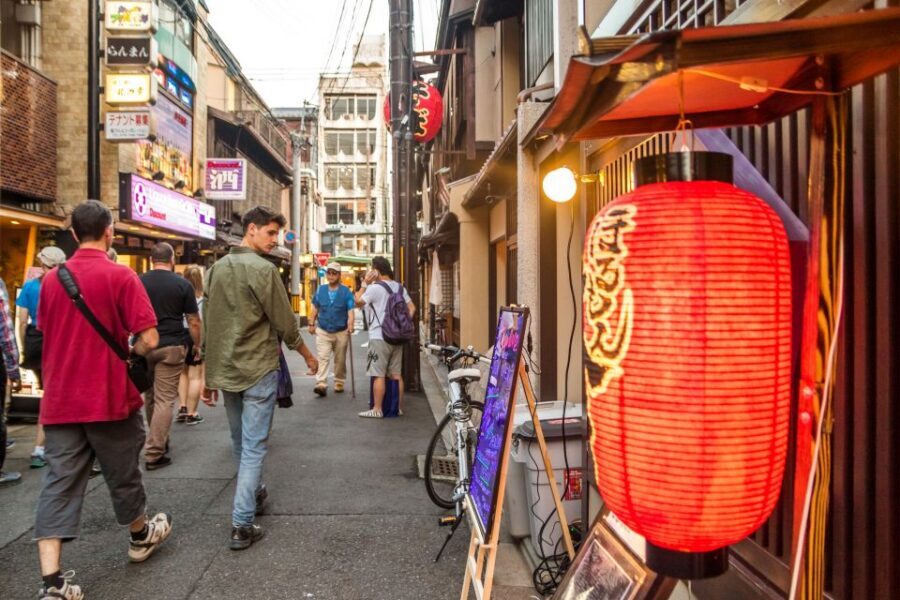 Night Walk in Gion: Kyoto's Geisha District - The real payoff: encountering geiko and maiko (respectfully)
