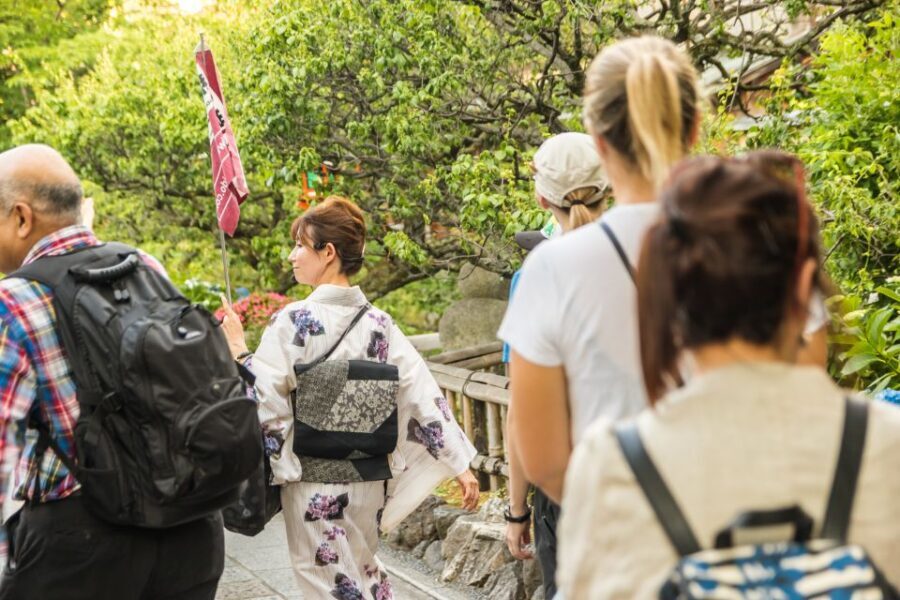 Night Walk in Gion: Kyoto's Geisha District - Etiquette on the sidewalk: what the tour teaches you to do