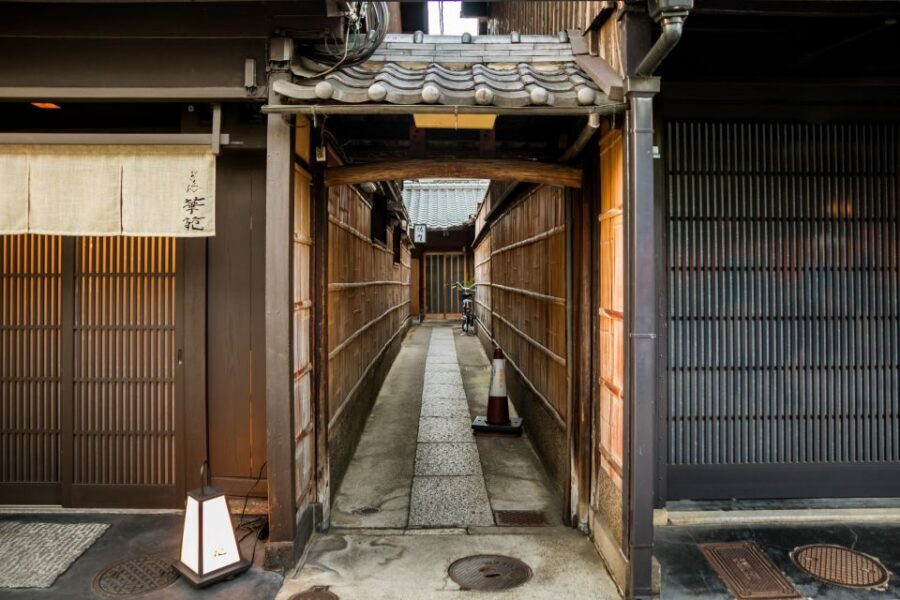 Night Walk in Gion: Kyoto's Geisha District - Price and value: is $21 worth it?