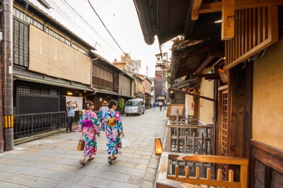 Night Walk in Gion: Kyoto's Geisha District - The meetup at Gion Omoide Museum (Izutsu Yatsuhashi nearby)
