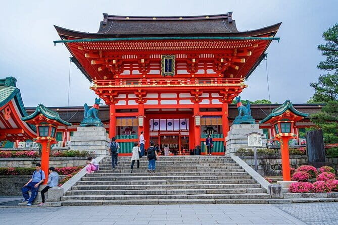 Otagi Nenbutsu Temple and Arashiyama Bamboo Forest Tour - A guide who handles directions and answers your questions