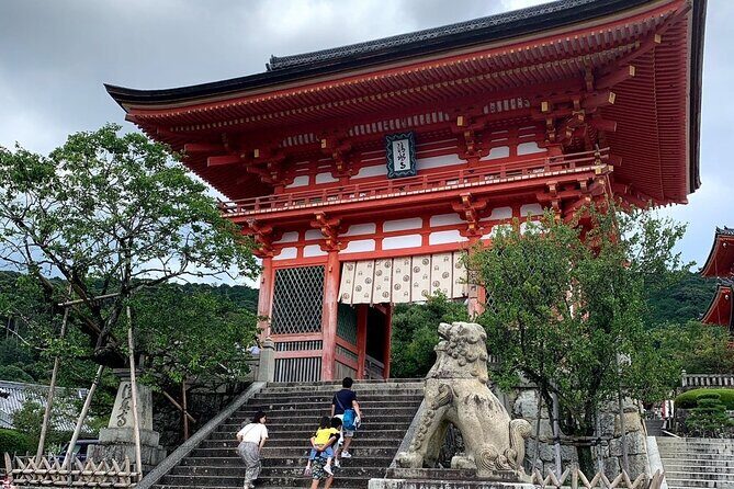 Private Custom Tour of Kiyomizu & Yasaka—by Young Local Guides - Meeting at Yasaka Jinja Nishiromon Gate (Western Tower Gate)
