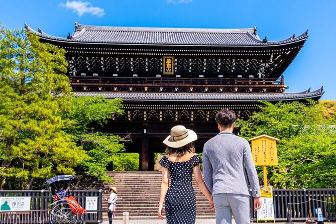 Private Photoshoot Experience in Kyoto ( Gion ) - Stop 3: Yasaka Koshindo for Color and Standout Details