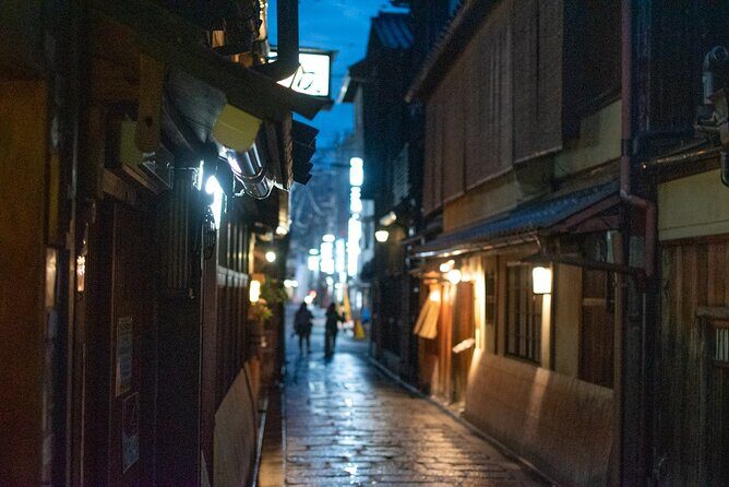 Takashi's local food adventure through Gion Kyoto tips of Ramen - Why a Gion night food walk works better than menu-hunting