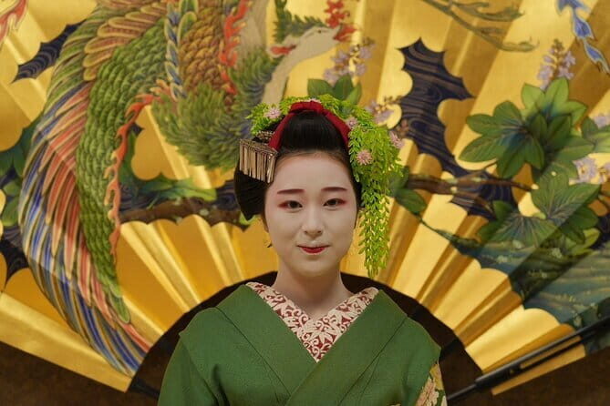 The Art of Geisha: Exclusive Show & Gion Walking Tour - The traditional game: where the show gets personal