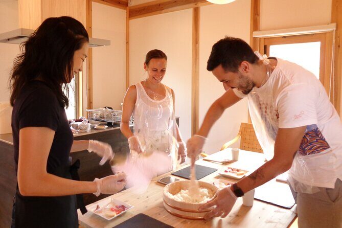 The Original Small-Group Sushi Making Class in Kyoto - Rolling maki: how the mat turns chaos into clean slices